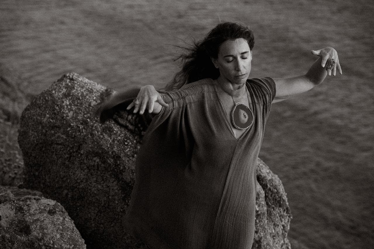 Jennifer on the cliffside, black and white
